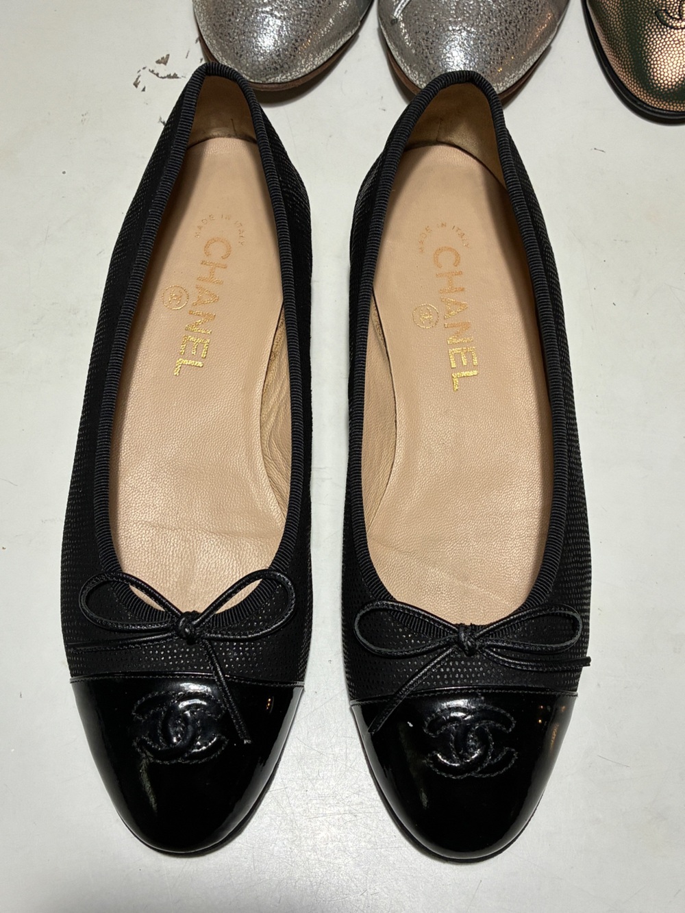 CHANEL Black Ballet Flats with Bow and Patent Cap Toe